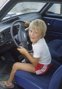 Niño conduciendo