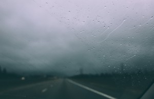 Con lluvia en la carretera