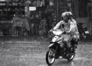moto-con-lluvia